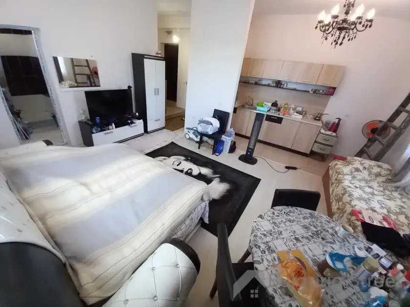 łózko i telewizor