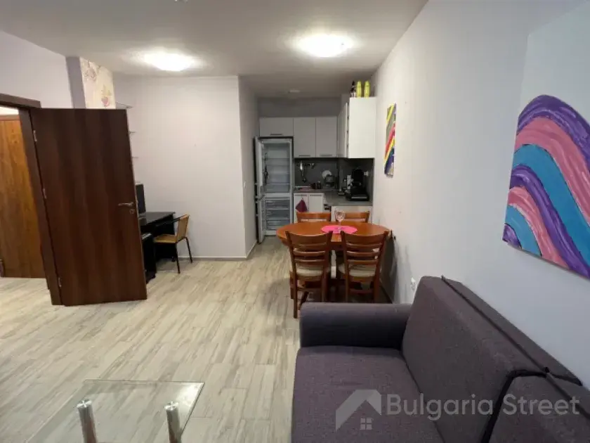 sofa, aneks kuchenny, stół z krzesłami