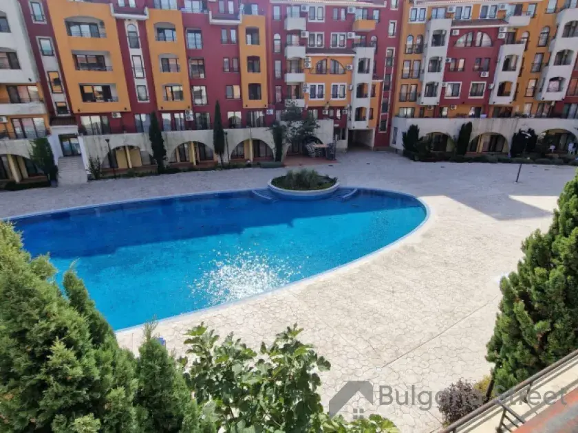 widok na basen z tarasu. Marina Cape