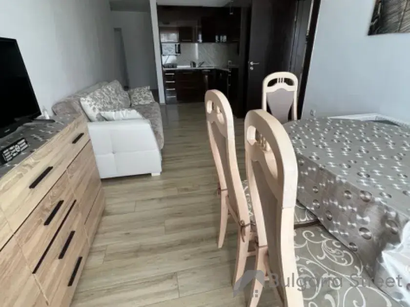 stół z krzesłami, sofa, aneks kuchenny
