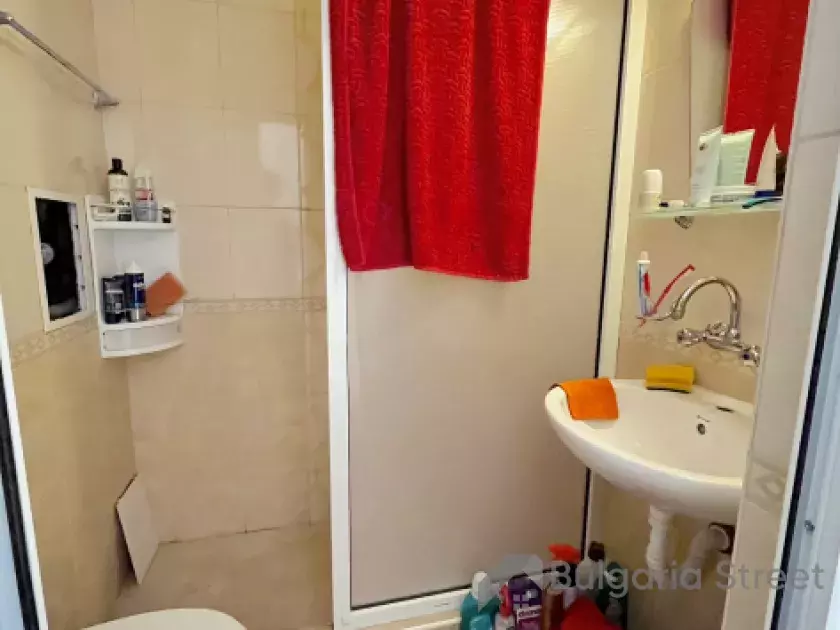 kabina prysznicowa i umywalka