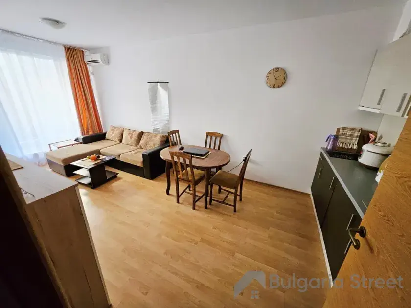 sofa, stolik z krzesłami, aneks kuchenny
