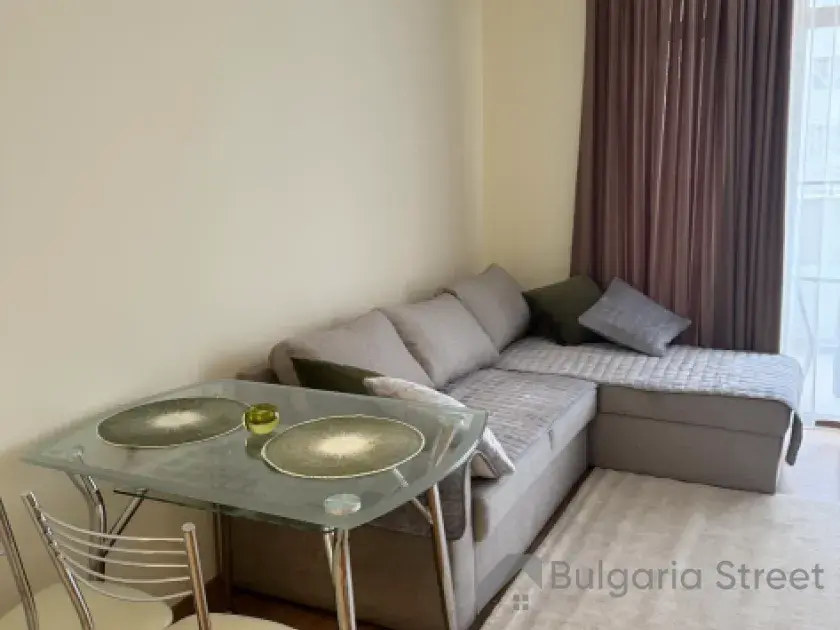 Stół i sofa w pokoju dziennym