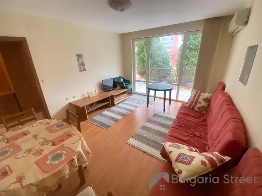 sofa, stolik