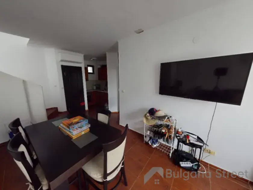 Telewizor i stół obiadowy
