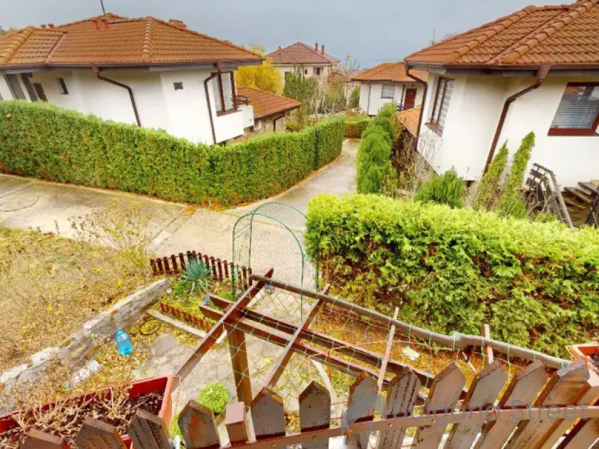 Widok z tarasu na teren kompleksu Bay View Villas