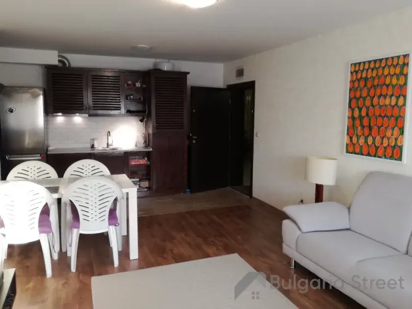 Sofa i stół z krzesłami