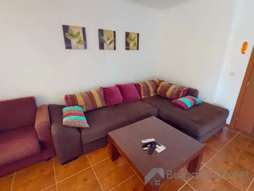 sofa, stolik