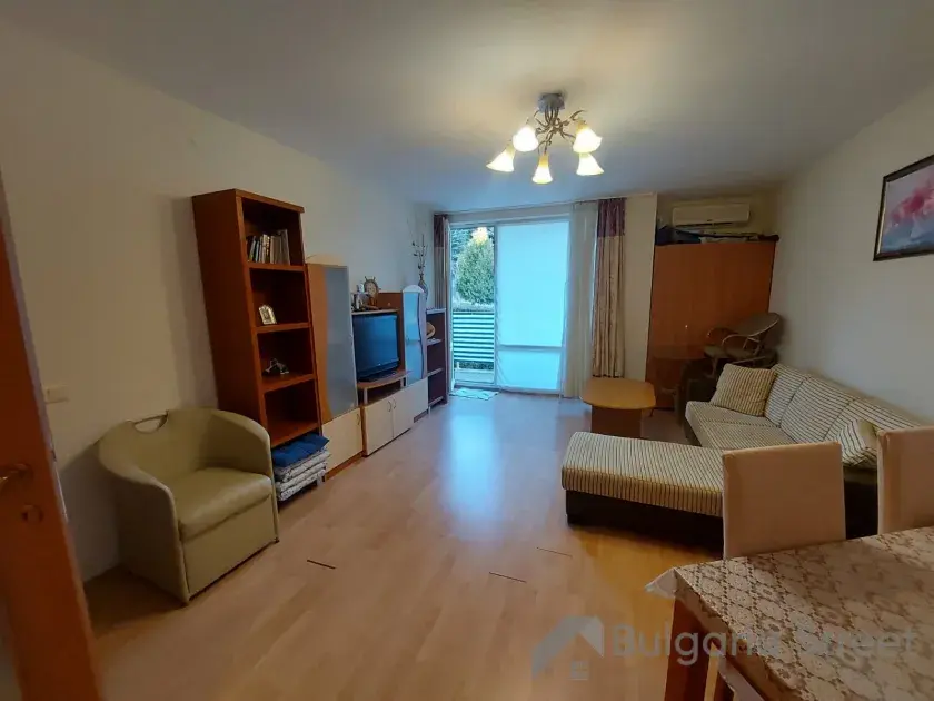 sofa, meble pokojowe, stół z krzesłami