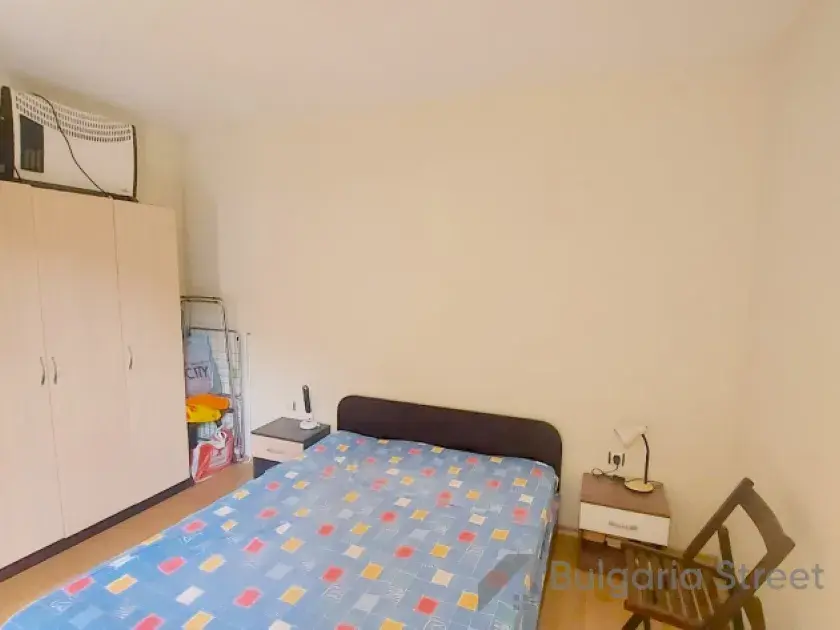 Łóżko i szafa w sypialni