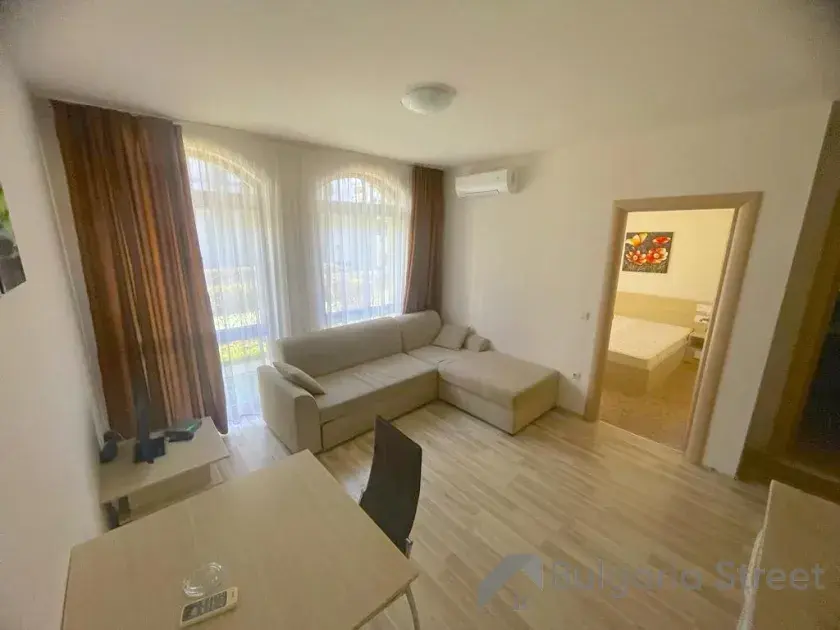 sofa, stolik z krzesłami
