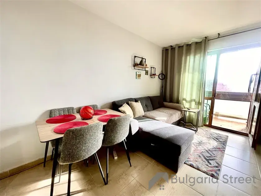 sofa, stół z krzesłami
