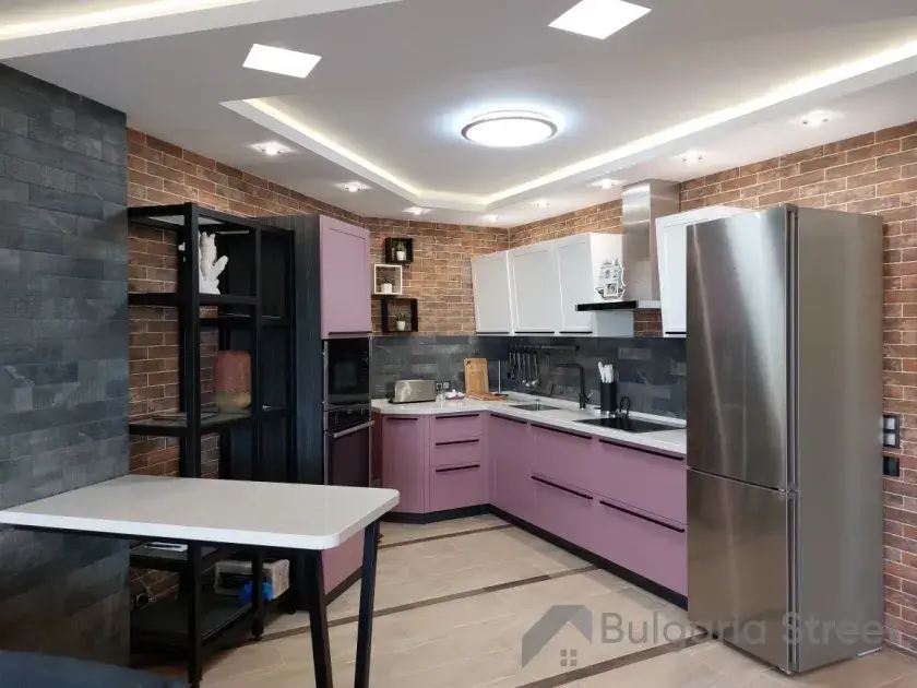 Aneks Kuchenny z lodówką i stołem