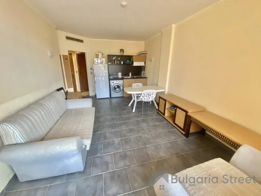 Sofa i fotel w pokoju dziennym