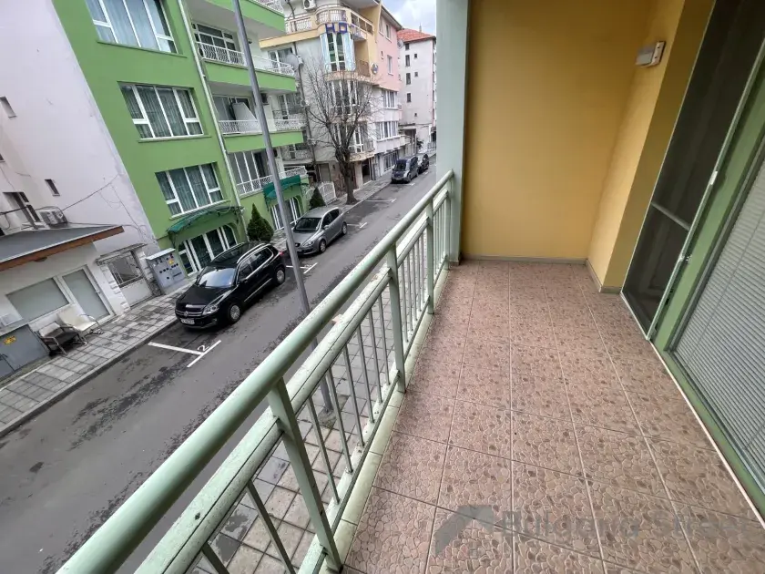 Balkon z widokiem na ulicę