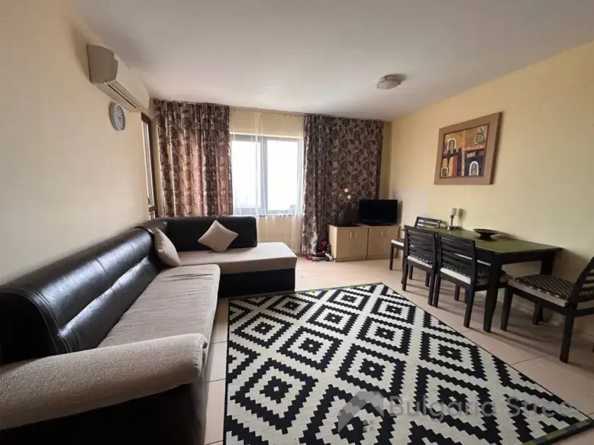 Sofa i stół z krzesłami