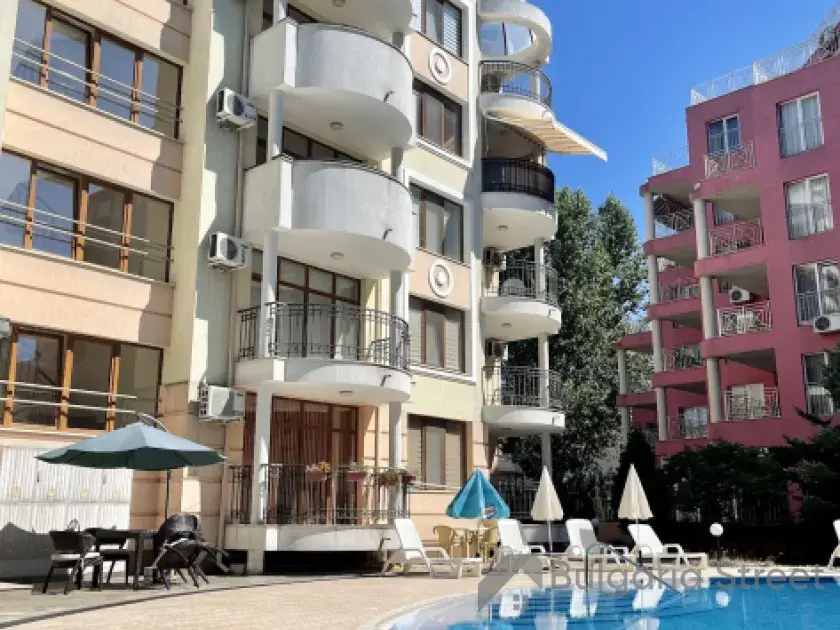Basen przed kompleksem