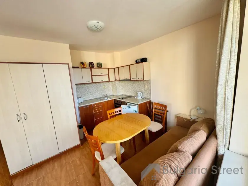 stół obiadowy, sofa, aneks kuchenny