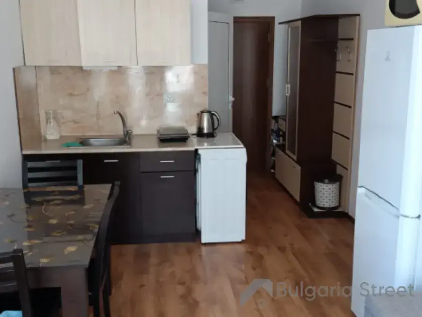 stół, aneks kuchenny, lodówka