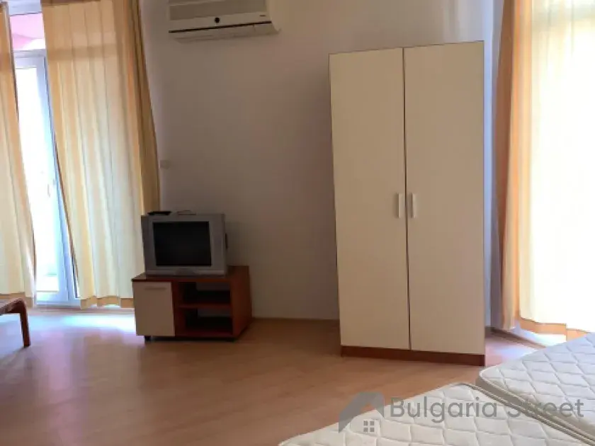 łóżko, szafa, telewizor