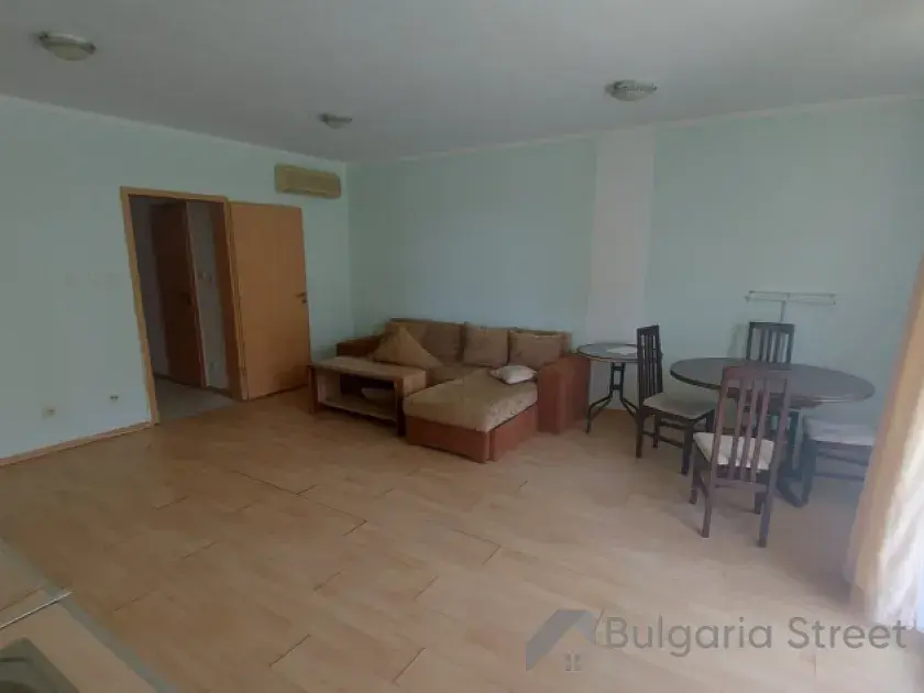 Sofa i stół z krzesłami