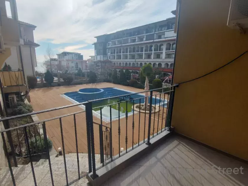 Вид балкона на бассейн