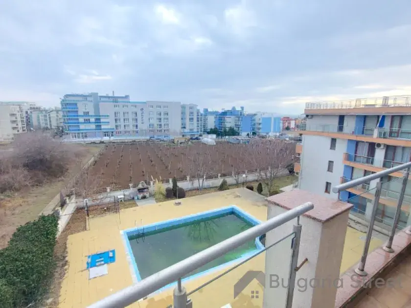 Widok na basen z balkonu