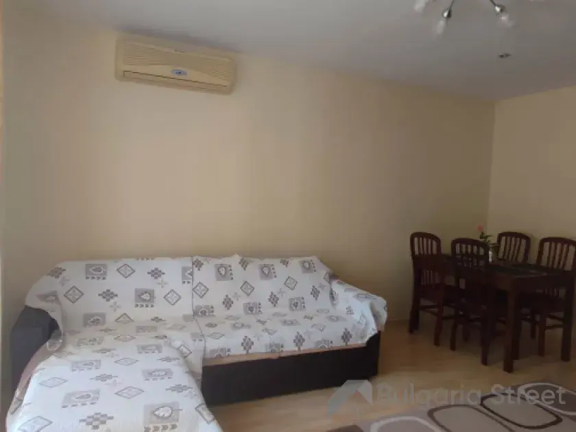 sofa, stół z krzesłami