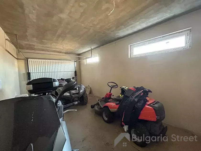 Motor w garażu