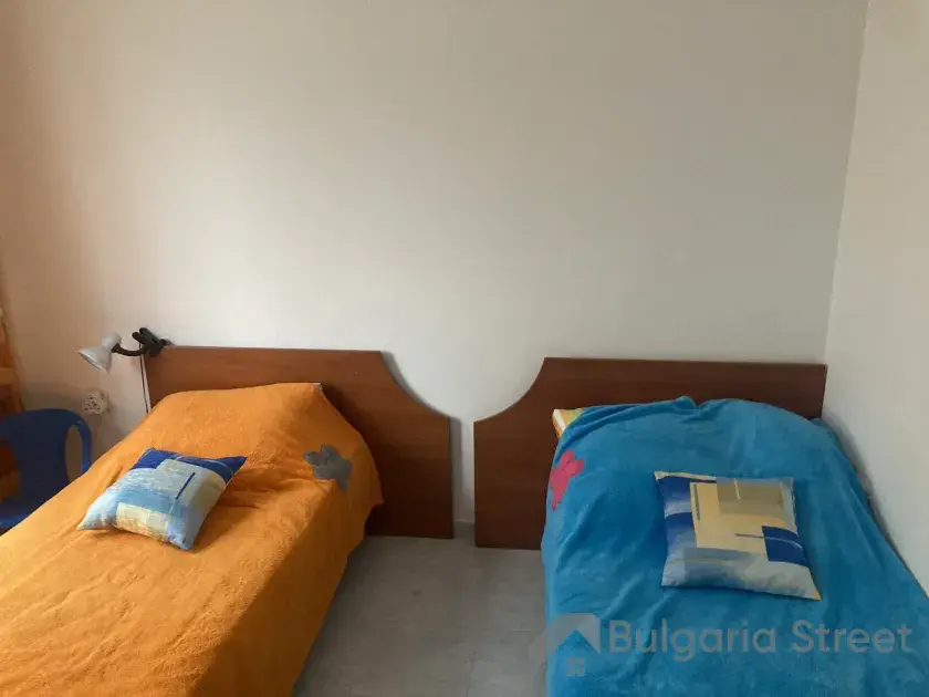 dwa łóżka pojedyńcze