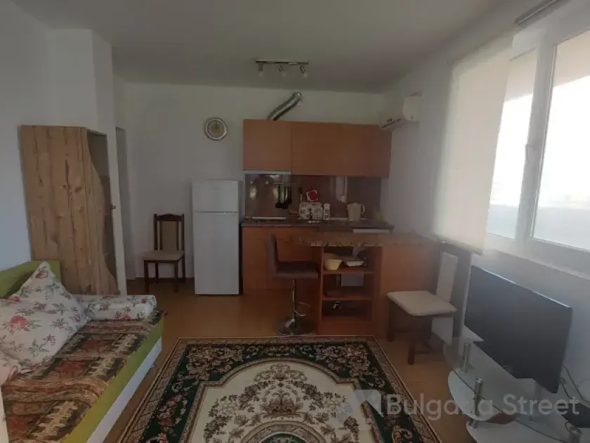 aneks kuchenny, lodówka, sofa