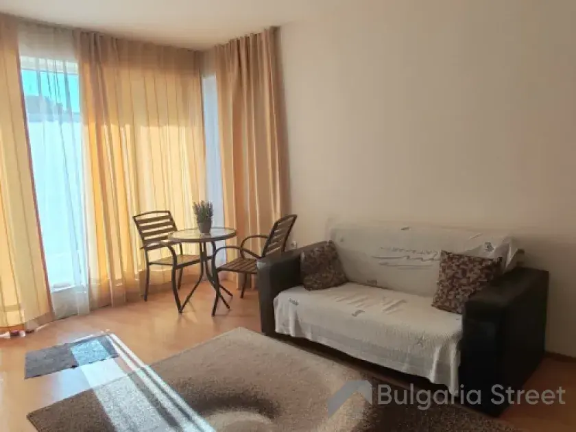 sofa, stolik z krzesłami