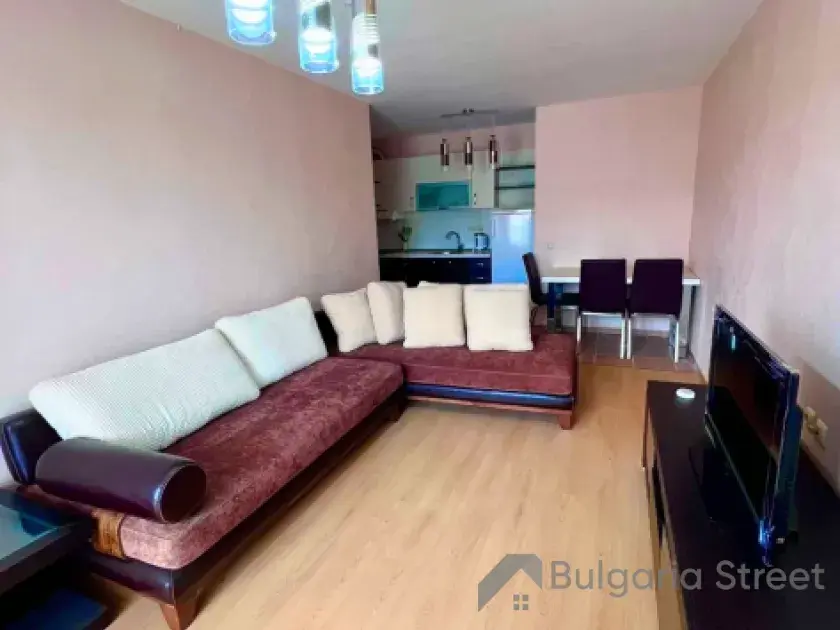 sofa i telewizor w pokoju dziennym