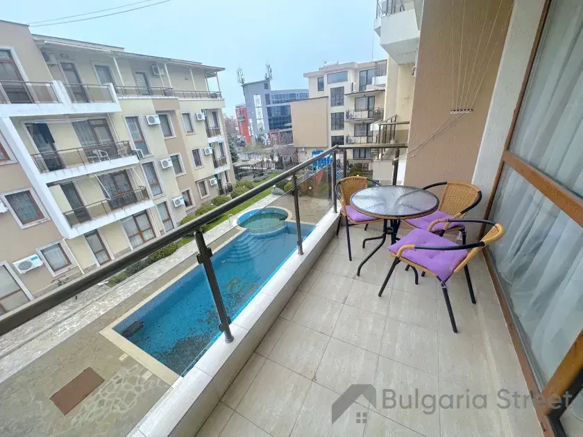 Balkon z widokiem na basen