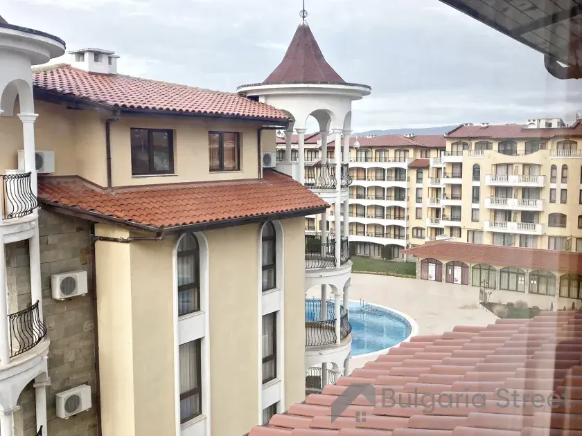 Widok z balkonu na basen