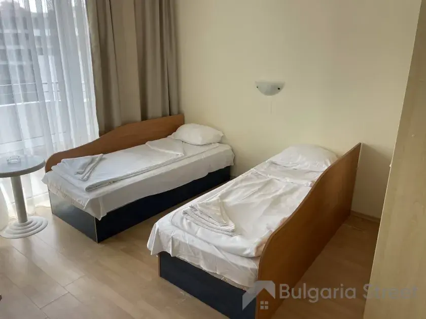 dwa łóżka pojedyńcze