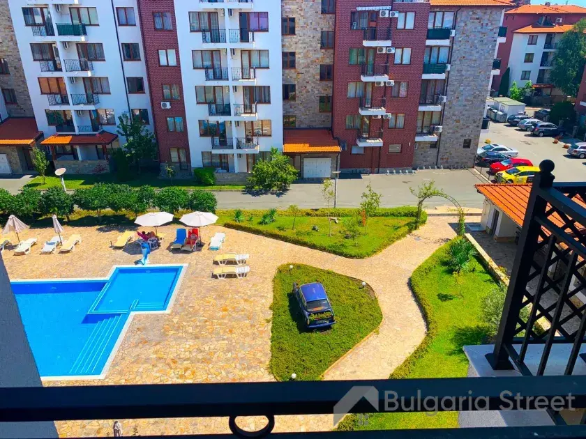 widok na basen z tarasu