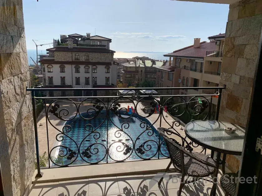 Widok na basen z balkonu