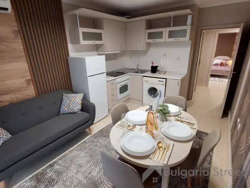 Stół z krzesłami i sofa