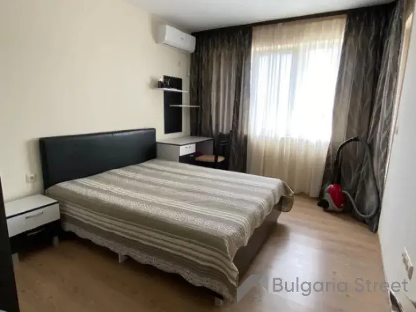 sypialnia z lozkiem