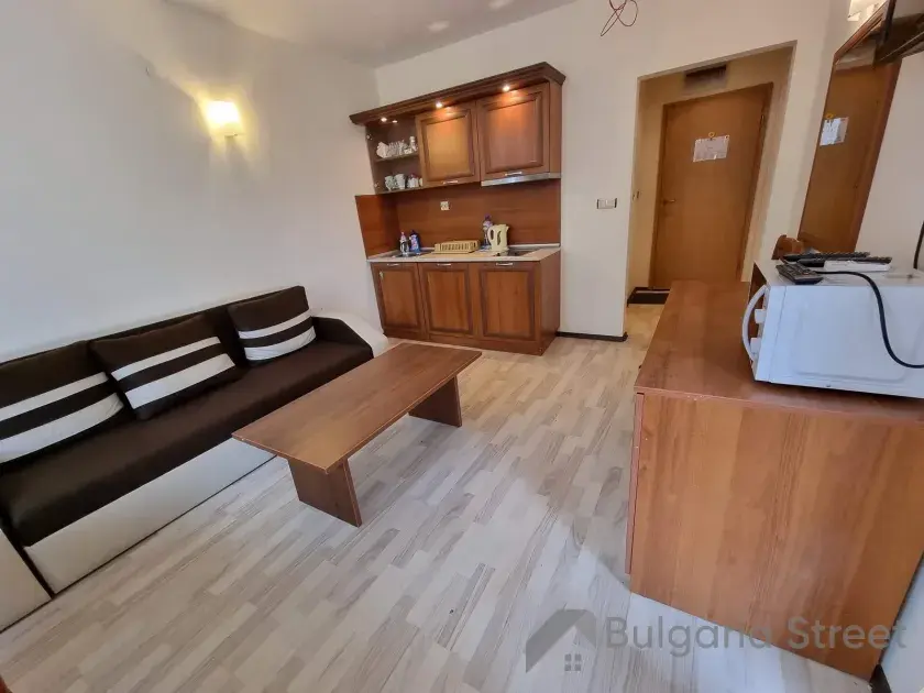 sofa, ława, aneks kuchenny