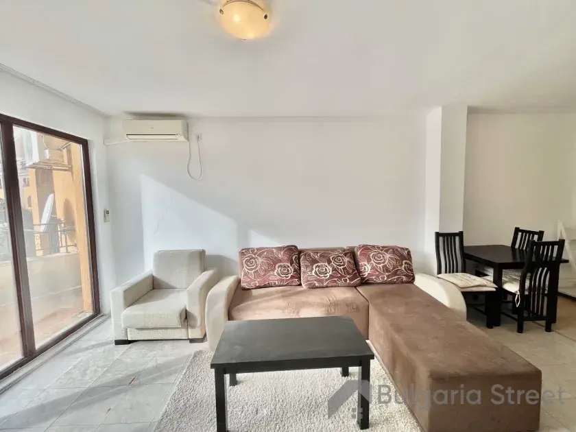 sofa, krzesła, stolik