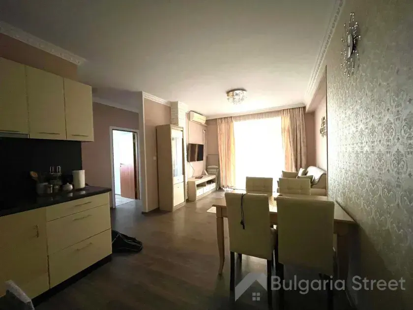 Stół obiadowy w pokoju dziennym