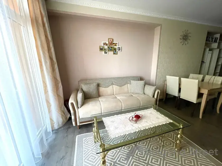 Sofa, stoły i krzesła