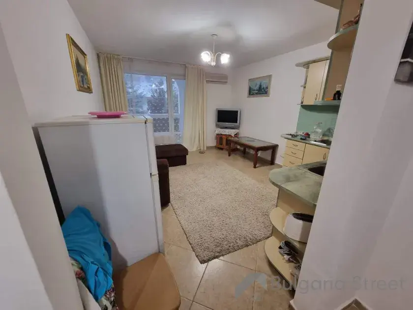 Lodówka i telewizor w pokoju dziennym