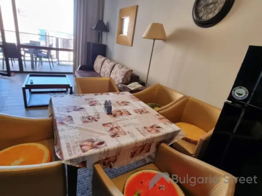 Sofa i stół z krzesłami