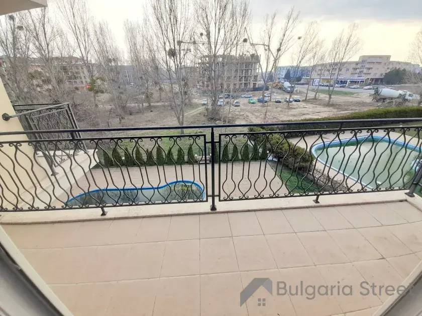 Widok z balkonu na basen