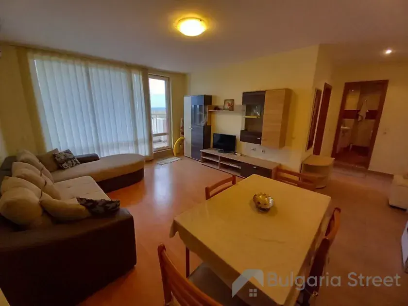 Stół obiadowy i sofa