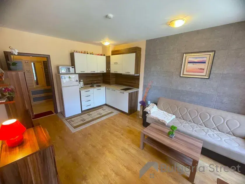 aneks kuchenny, lodówka, sofa