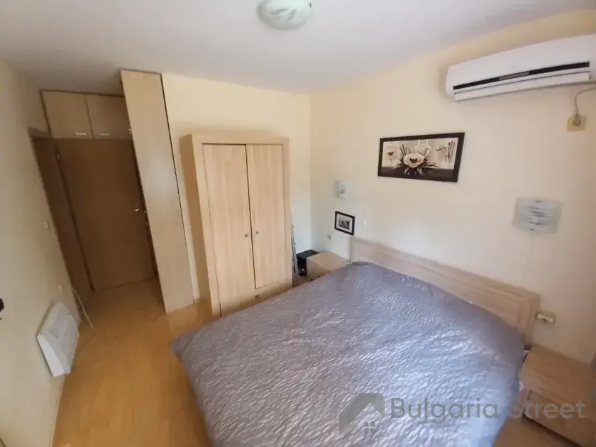 Szafa i łóżko w sypialni